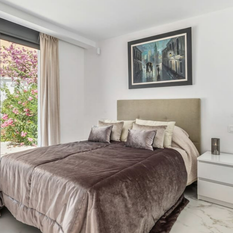 FOR SALE 🏡 Refurbished Four-Bedroom Single-Level Villa 400 m from the Beach – Guadalmina Baja, Marbella 🇪🇸