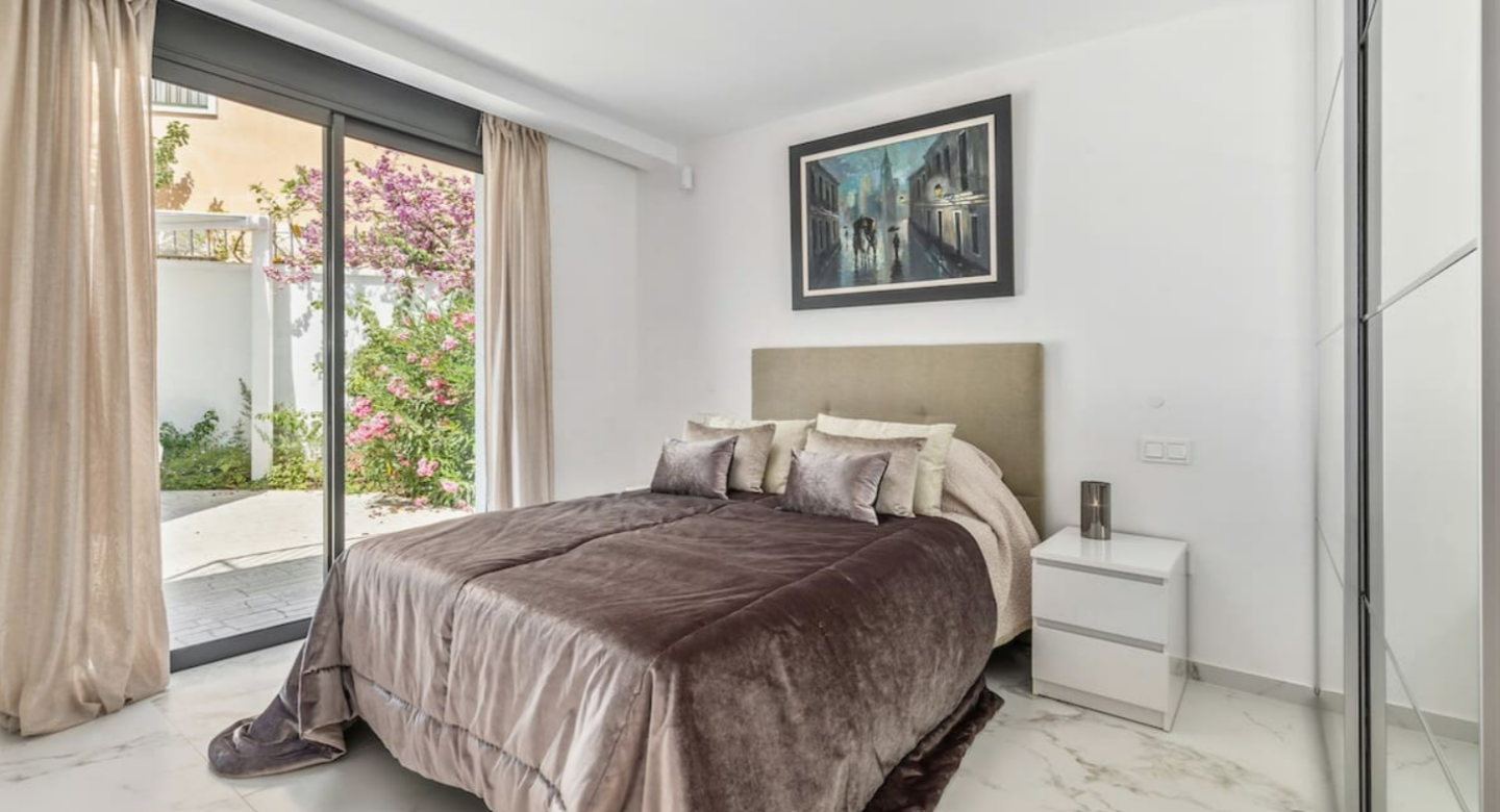 FOR SALE 🏡 Refurbished Four-Bedroom Single-Level Villa 400 m from the Beach – Guadalmina Baja, Marbella 🇪🇸
