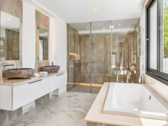FOR SALE 🏡 Refurbished Four-Bedroom Single-Level Villa 400 m from the Beach – Guadalmina Baja, Marbella 🇪🇸