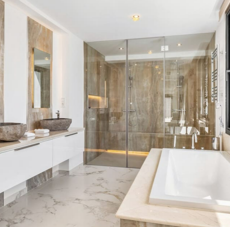 FOR SALE 🏡 Refurbished Four-Bedroom Single-Level Villa 400 m from the Beach – Guadalmina Baja, Marbella 🇪🇸