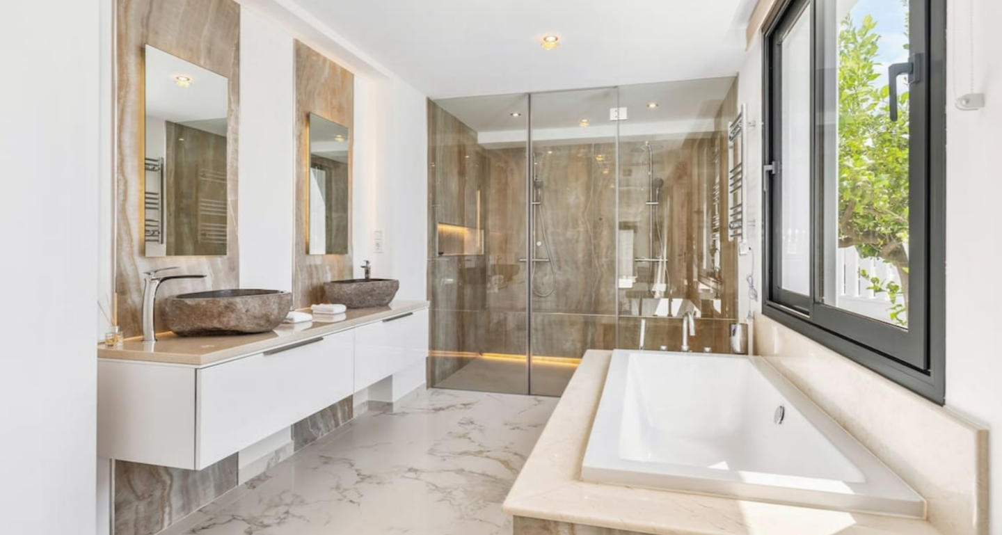 FOR SALE 🏡 Refurbished Four-Bedroom Single-Level Villa 400 m from the Beach – Guadalmina Baja, Marbella 🇪🇸