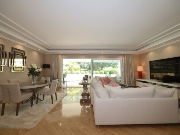 FOR SALE 🏡 Ground Floor Two-Bedroom Apartment with Oversized Terrace – Embrujo de Banús, Puerto Banús 🇪🇸