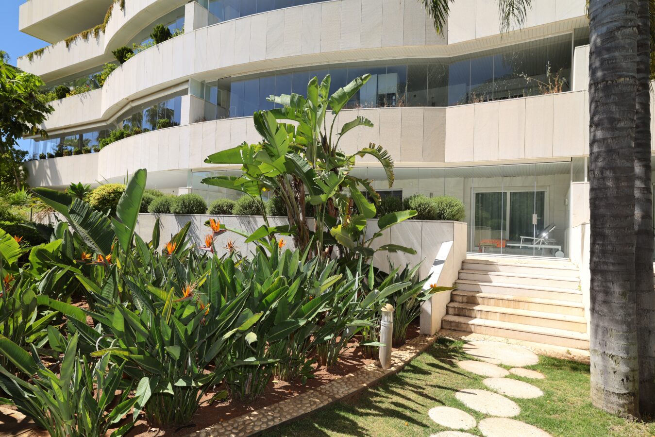 FOR SALE 🏡 Ground Floor Two-Bedroom Apartment with Oversized Terrace – Embrujo de Banús, Puerto Banús 🇪🇸