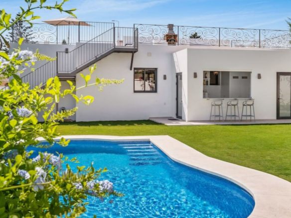 FOR SALE 🏡 Refurbished Four-Bedroom Single-Level Villa 400 m from the Beach – Guadalmina Baja, Marbella 🇪🇸