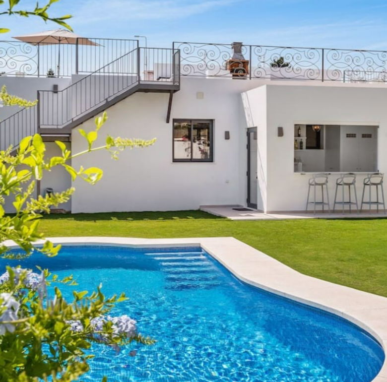 FOR SALE 🏡 Refurbished Four-Bedroom Single-Level Villa 400 m from the Beach – Guadalmina Baja, Marbella 🇪🇸