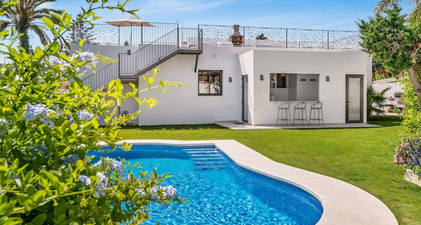 FOR SALE 🏡 Refurbished Four-Bedroom Single-Level Villa 400 m from the Beach – Guadalmina Baja, Marbella 🇪🇸