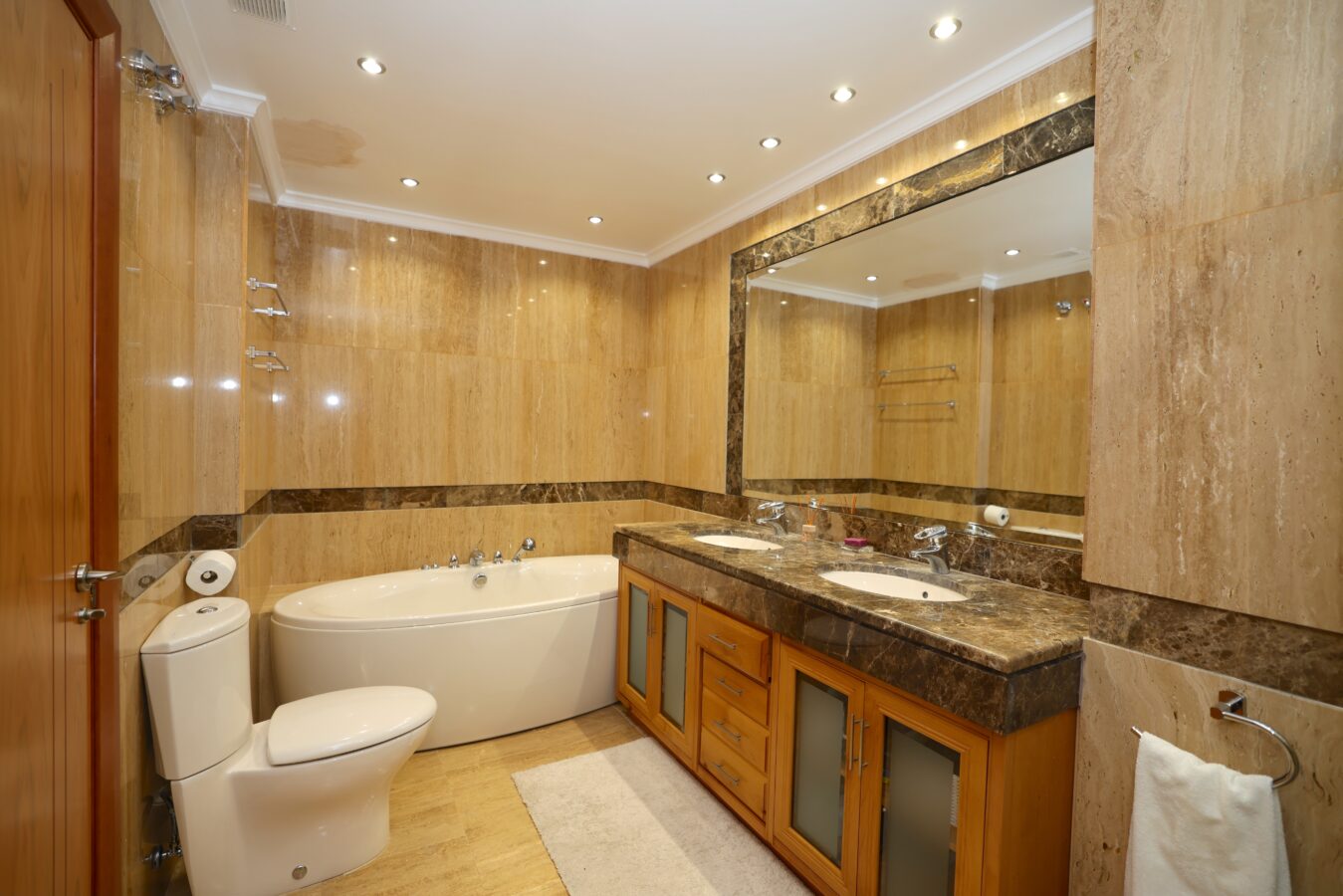 FOR SALE 🏡 Ground Floor Two-Bedroom Apartment with Oversized Terrace – Embrujo de Banús, Puerto Banús 🇪🇸