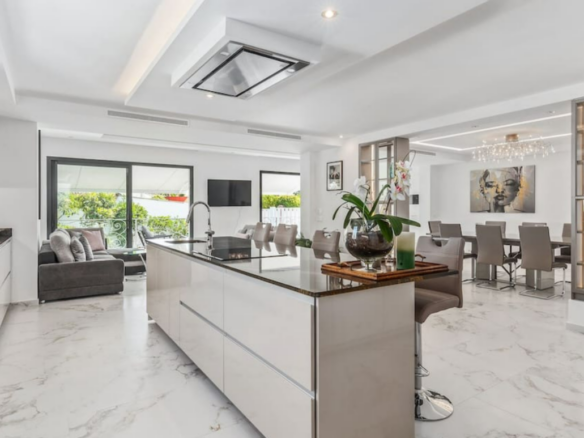 FOR SALE 🏡 Refurbished Four-Bedroom Single-Level Villa 400 m from the Beach – Guadalmina Baja, Marbella 🇪🇸