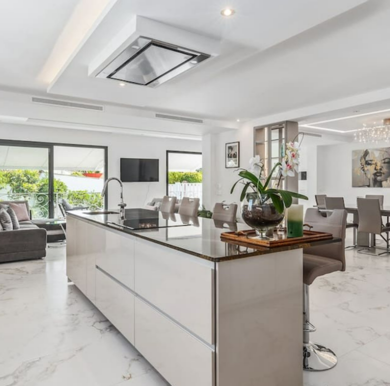 FOR SALE 🏡 Refurbished Four-Bedroom Single-Level Villa 400 m from the Beach – Guadalmina Baja, Marbella 🇪🇸