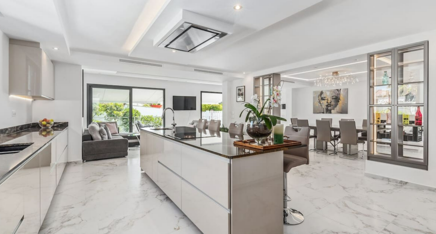 FOR SALE 🏡 Refurbished Four-Bedroom Single-Level Villa 400 m from the Beach – Guadalmina Baja, Marbella 🇪🇸