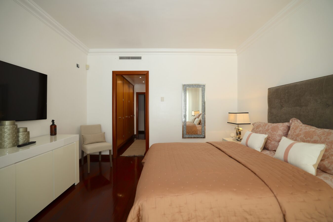FOR SALE 🏡 Ground Floor Two-Bedroom Apartment with Oversized Terrace – Embrujo de Banús, Puerto Banús 🇪🇸