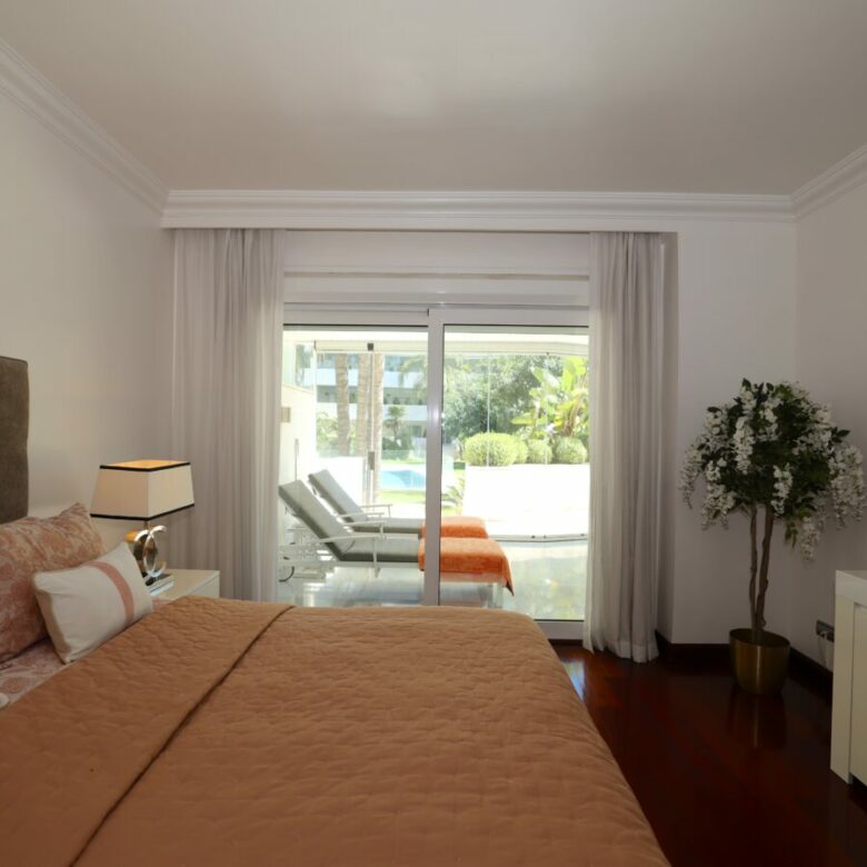 FOR SALE 🏡 Ground Floor Two-Bedroom Apartment with Oversized Terrace – Embrujo de Banús, Puerto Banús 🇪🇸