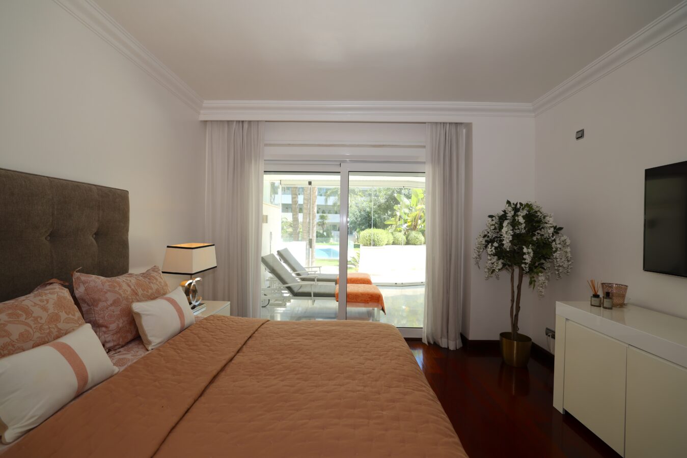 FOR SALE 🏡 Ground Floor Two-Bedroom Apartment with Oversized Terrace – Embrujo de Banús, Puerto Banús 🇪🇸