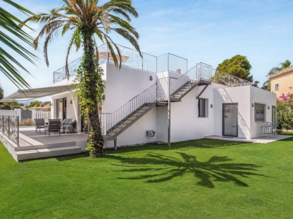 FOR SALE 🏡 Refurbished Four-Bedroom Single-Level Villa 400 m from the Beach – Guadalmina Baja, Marbella 🇪🇸