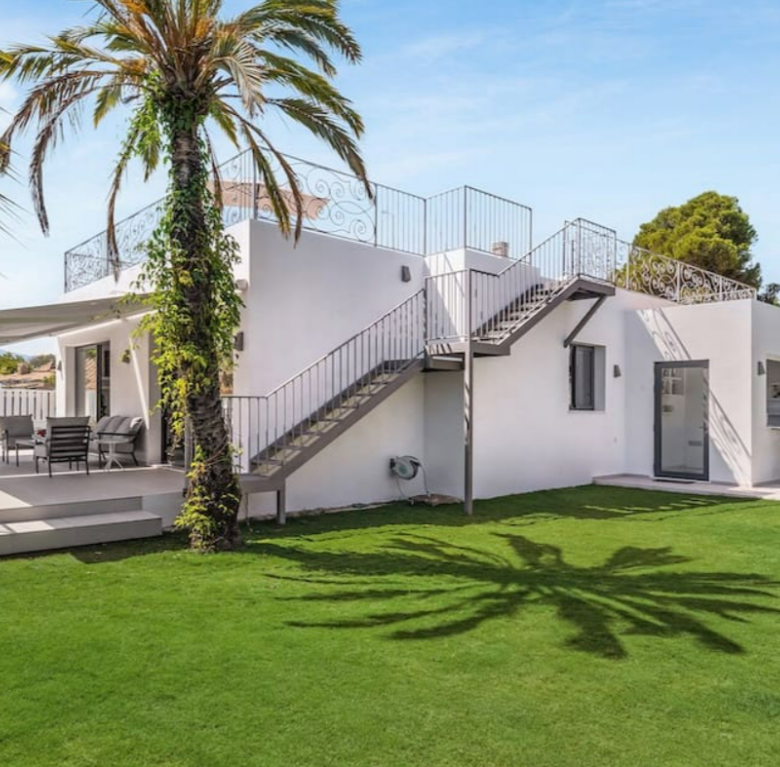 FOR SALE 🏡 Refurbished Four-Bedroom Single-Level Villa 400 m from the Beach – Guadalmina Baja, Marbella 🇪🇸
