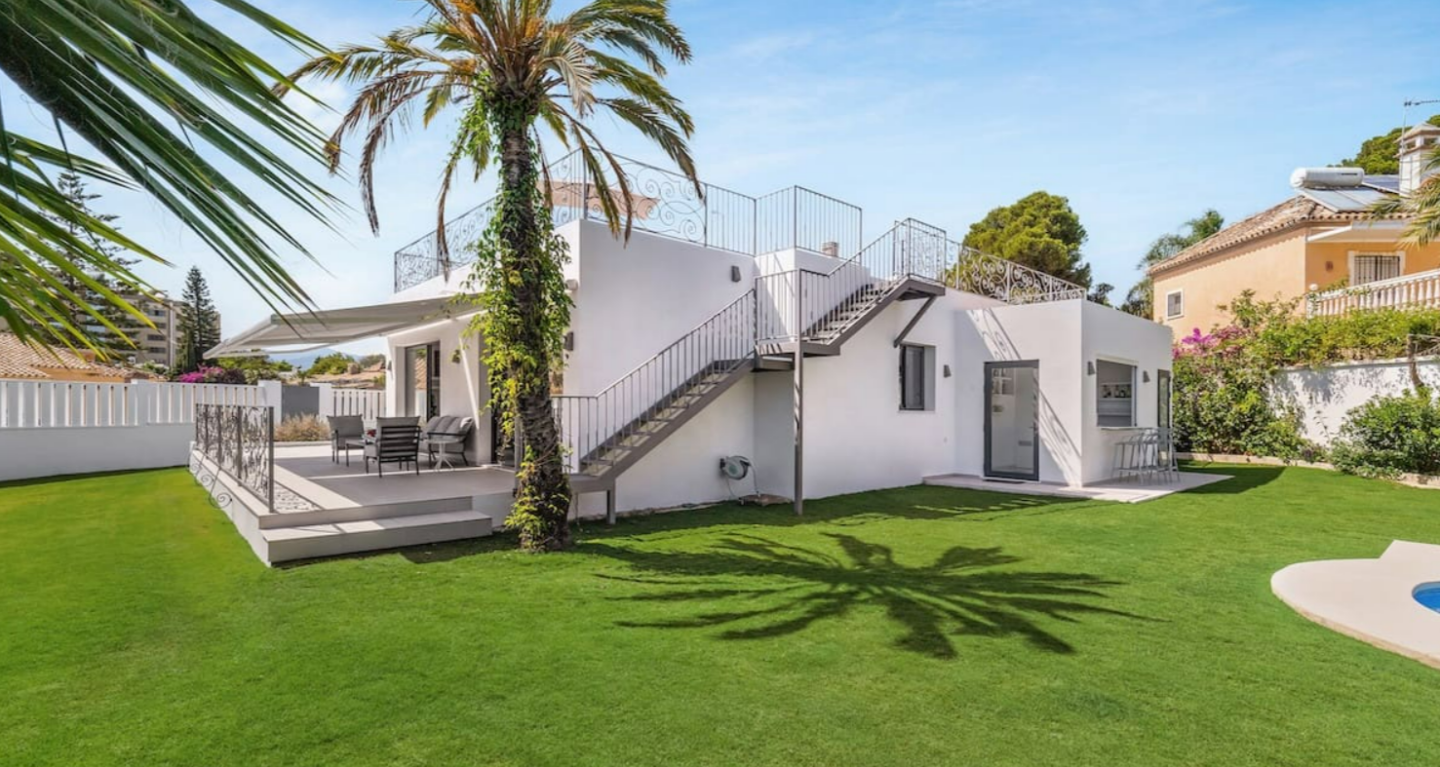 FOR SALE 🏡 Refurbished Four-Bedroom Single-Level Villa 400 m from the Beach – Guadalmina Baja, Marbella 🇪🇸