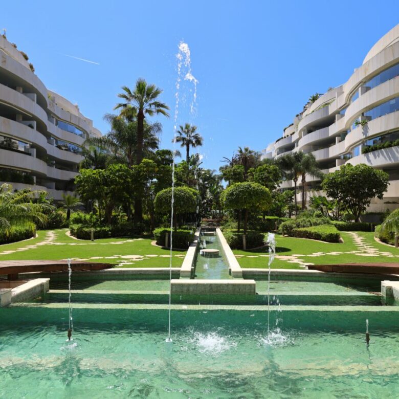 FOR SALE 🏡 Ground Floor Two-Bedroom Apartment with Oversized Terrace – Embrujo de Banús, Puerto Banús 🇪🇸