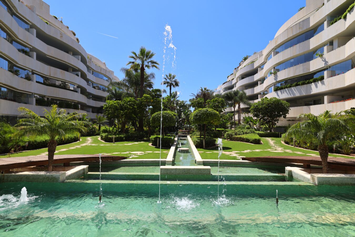 FOR SALE 🏡 Ground Floor Two-Bedroom Apartment with Oversized Terrace – Embrujo de Banús, Puerto Banús 🇪🇸
