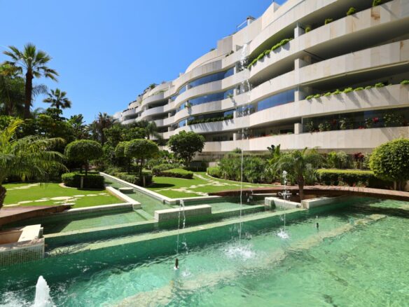 FOR SALE 🏡 Ground Floor Two-Bedroom Apartment with Oversized Terrace – Embrujo de Banús, Puerto Banús 🇪🇸