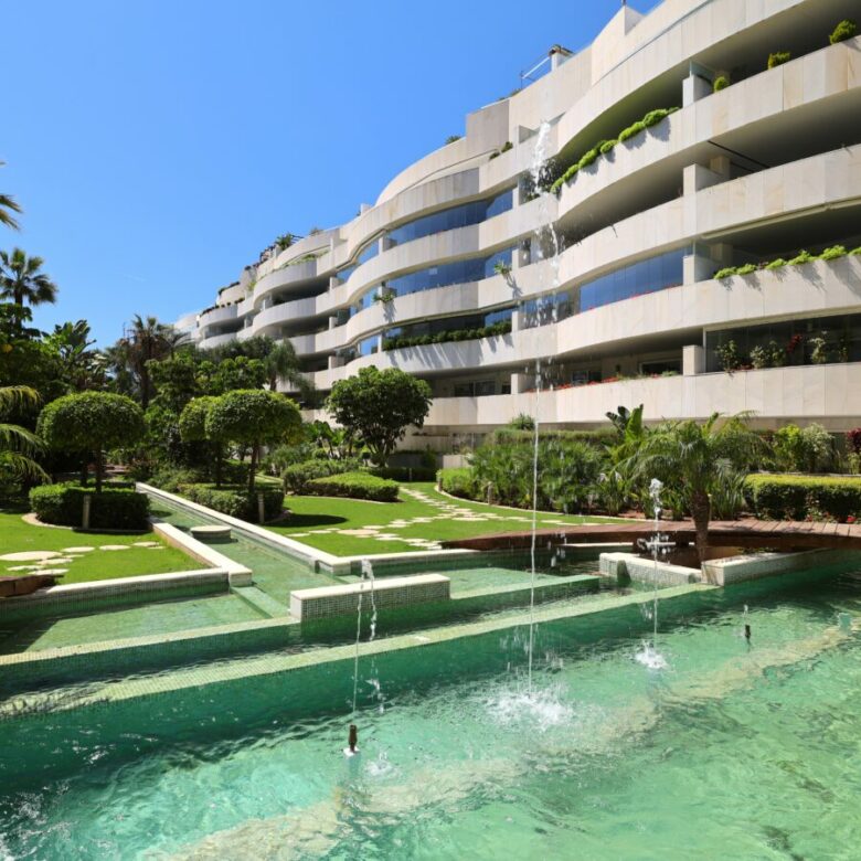 FOR SALE 🏡 Ground Floor Two-Bedroom Apartment with Oversized Terrace – Embrujo de Banús, Puerto Banús 🇪🇸