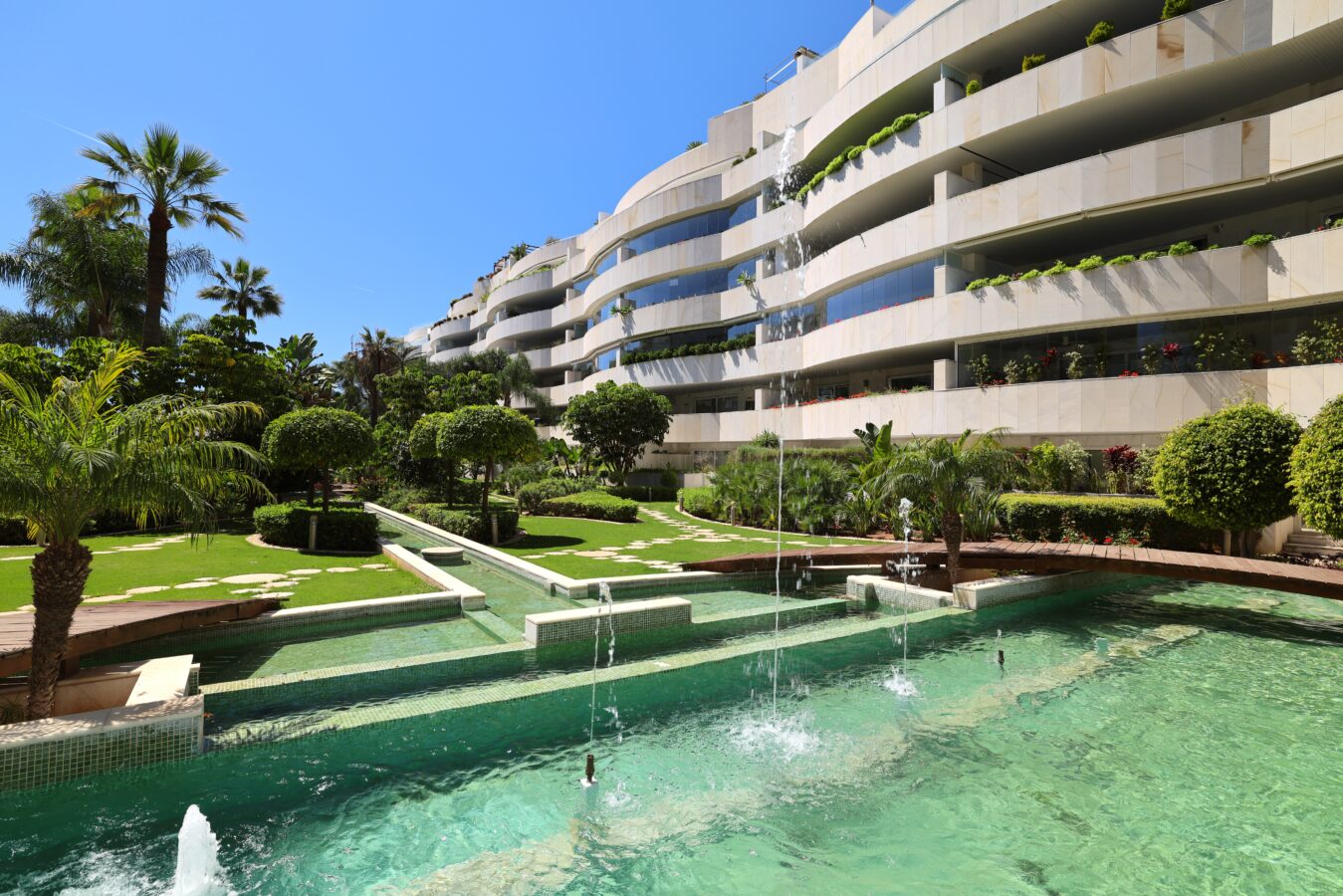 FOR SALE 🏡 Ground Floor Two-Bedroom Apartment with Oversized Terrace – Embrujo de Banús, Puerto Banús 🇪🇸
