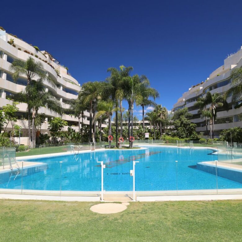 FOR SALE 🏡 Ground Floor Two-Bedroom Apartment with Oversized Terrace – Embrujo de Banús, Puerto Banús 🇪🇸