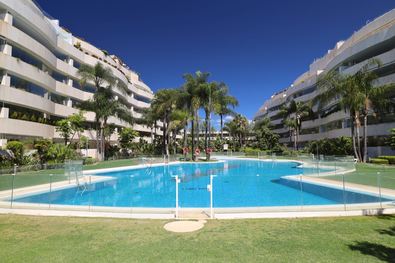 FOR SALE 🏡 Ground Floor Two-Bedroom Apartment with Oversized Terrace – Embrujo de Banús, Puerto Banús 🇪🇸
