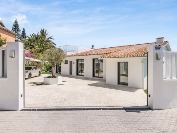 FOR SALE 🏡 Refurbished Four-Bedroom Single-Level Villa 400 m from the Beach – Guadalmina Baja, Marbella 🇪🇸