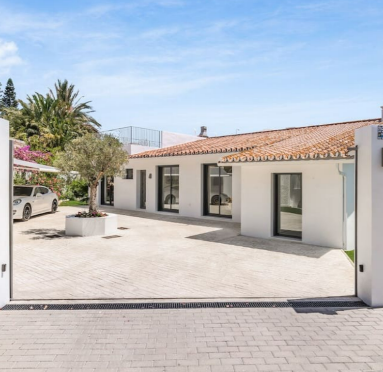 FOR SALE 🏡 Refurbished Four-Bedroom Single-Level Villa 400 m from the Beach – Guadalmina Baja, Marbella 🇪🇸