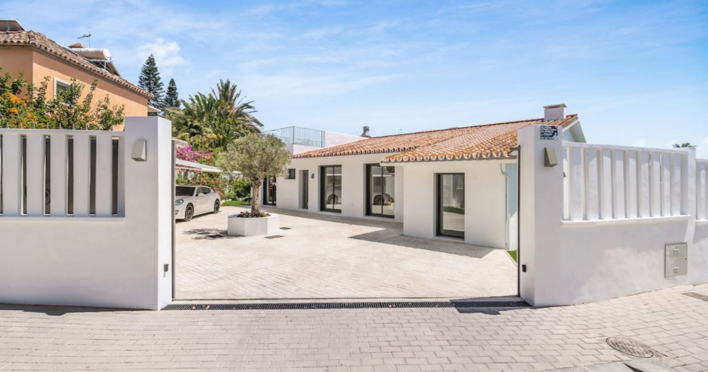 FOR SALE 🏡 Refurbished Four-Bedroom Single-Level Villa 400 m from the Beach – Guadalmina Baja, Marbella 🇪🇸