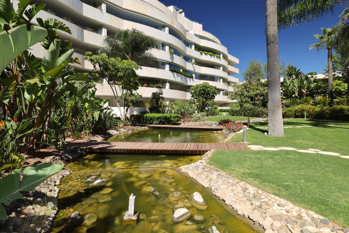 FOR SALE 🏡 Ground Floor Two-Bedroom Apartment with Oversized Terrace – Embrujo de Banús, Puerto Banús 🇪🇸