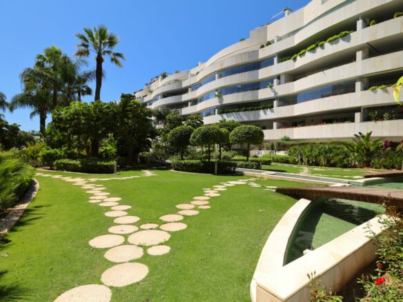 FOR SALE 🏡 Ground Floor Two-Bedroom Apartment with Oversized Terrace – Embrujo de Banús, Puerto Banús 🇪🇸