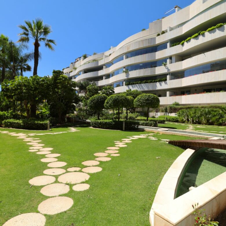 FOR SALE 🏡 Ground Floor Two-Bedroom Apartment with Oversized Terrace – Embrujo de Banús, Puerto Banús 🇪🇸