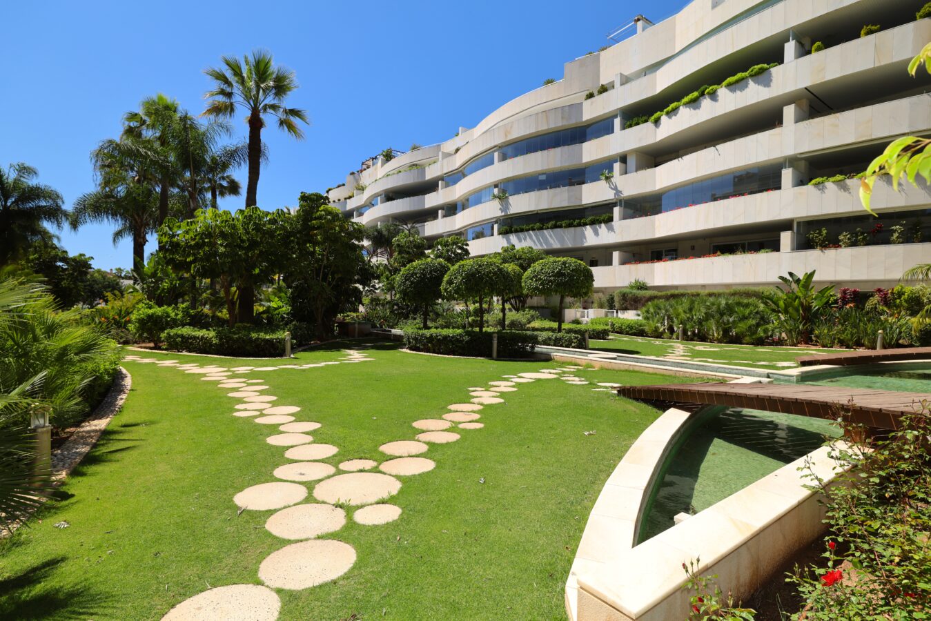 FOR SALE 🏡 Ground Floor Two-Bedroom Apartment with Oversized Terrace – Embrujo de Banús, Puerto Banús 🇪🇸