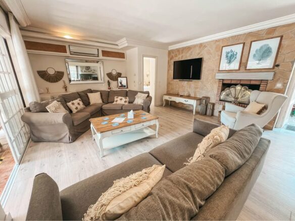 FOR SALE 🌟🏡 Family House with Pool, Jacuzzi and Tourist Licence 🇪🇸 Nueva Andalucía, Marbella 🇪🇸