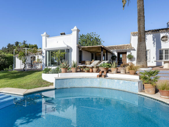 FOR SALE 🏡 Renovated Country Villa with La Concha Views – Guadalmina Alta, Marbella