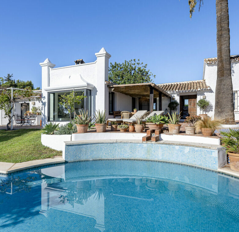 FOR SALE 🏡 Renovated Country Villa with La Concha Views – Guadalmina Alta, Marbella