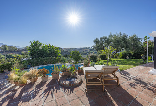 FOR SALE 🏡 Renovated Country Villa with La Concha Views – Guadalmina Alta, Marbella