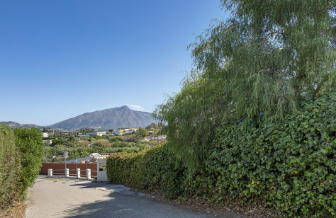 FOR SALE 🏡 Renovated Country Villa with La Concha Views – Guadalmina Alta, Marbella