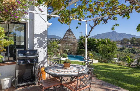 FOR SALE 🏡 Renovated Country Villa with La Concha Views – Guadalmina Alta, Marbella