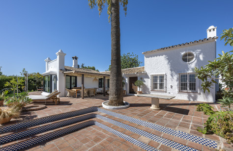 FOR SALE 🏡 Renovated Country Villa with La Concha Views – Guadalmina Alta, Marbella