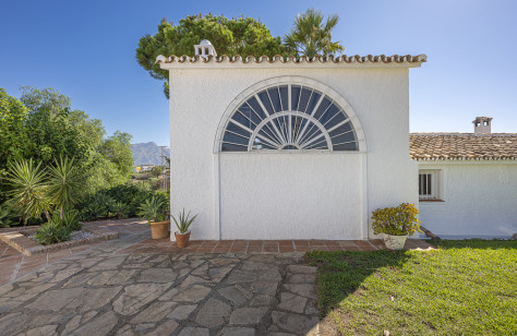 FOR SALE 🏡 Renovated Country Villa with La Concha Views – Guadalmina Alta, Marbella