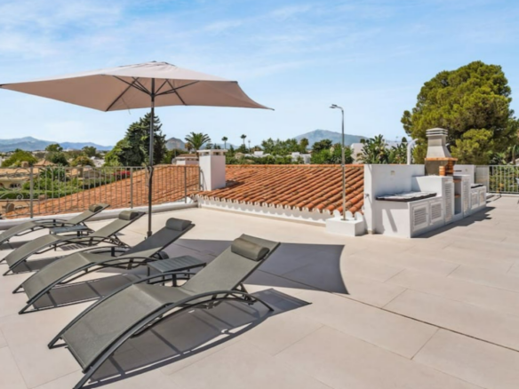 FOR SALE 🏡 Refurbished Four-Bedroom Single-Level Villa 400 m from the Beach – Guadalmina Baja, Marbella 🇪🇸