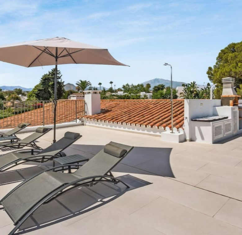 FOR SALE 🏡 Refurbished Four-Bedroom Single-Level Villa 400 m from the Beach – Guadalmina Baja, Marbella 🇪🇸