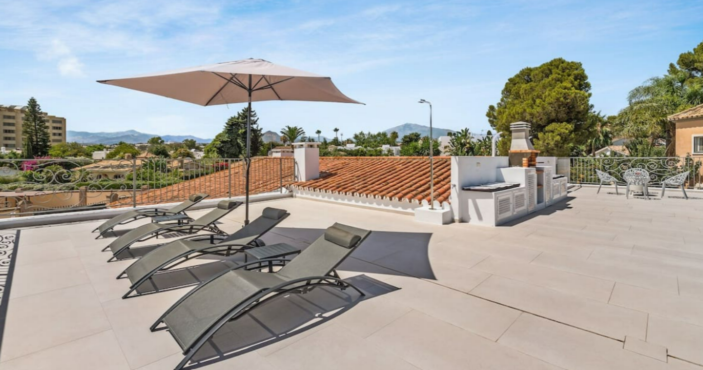 FOR SALE 🏡 Refurbished Four-Bedroom Single-Level Villa 400 m from the Beach – Guadalmina Baja, Marbella 🇪🇸