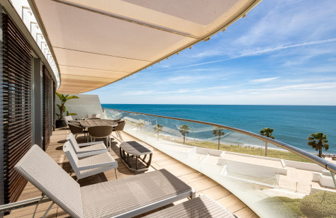 FOR SALE 🏡 Stunning Beachfront Penthouse with Panoramic Sea Views – The Edge, Estepona