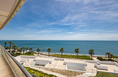 FOR SALE 🏡 Stunning Beachfront Penthouse with Panoramic Sea Views – The Edge, Estepona