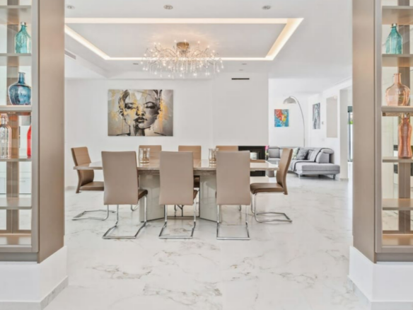 FOR SALE 🏡 Refurbished Four-Bedroom Single-Level Villa 400 m from the Beach – Guadalmina Baja, Marbella 🇪🇸