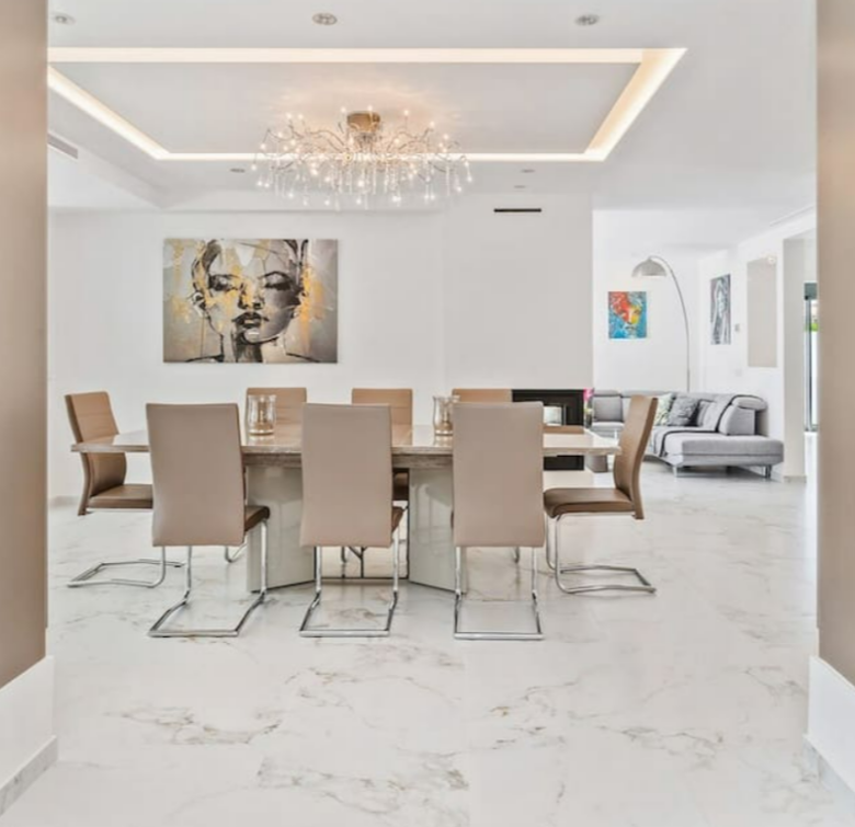 FOR SALE 🏡 Refurbished Four-Bedroom Single-Level Villa 400 m from the Beach – Guadalmina Baja, Marbella 🇪🇸