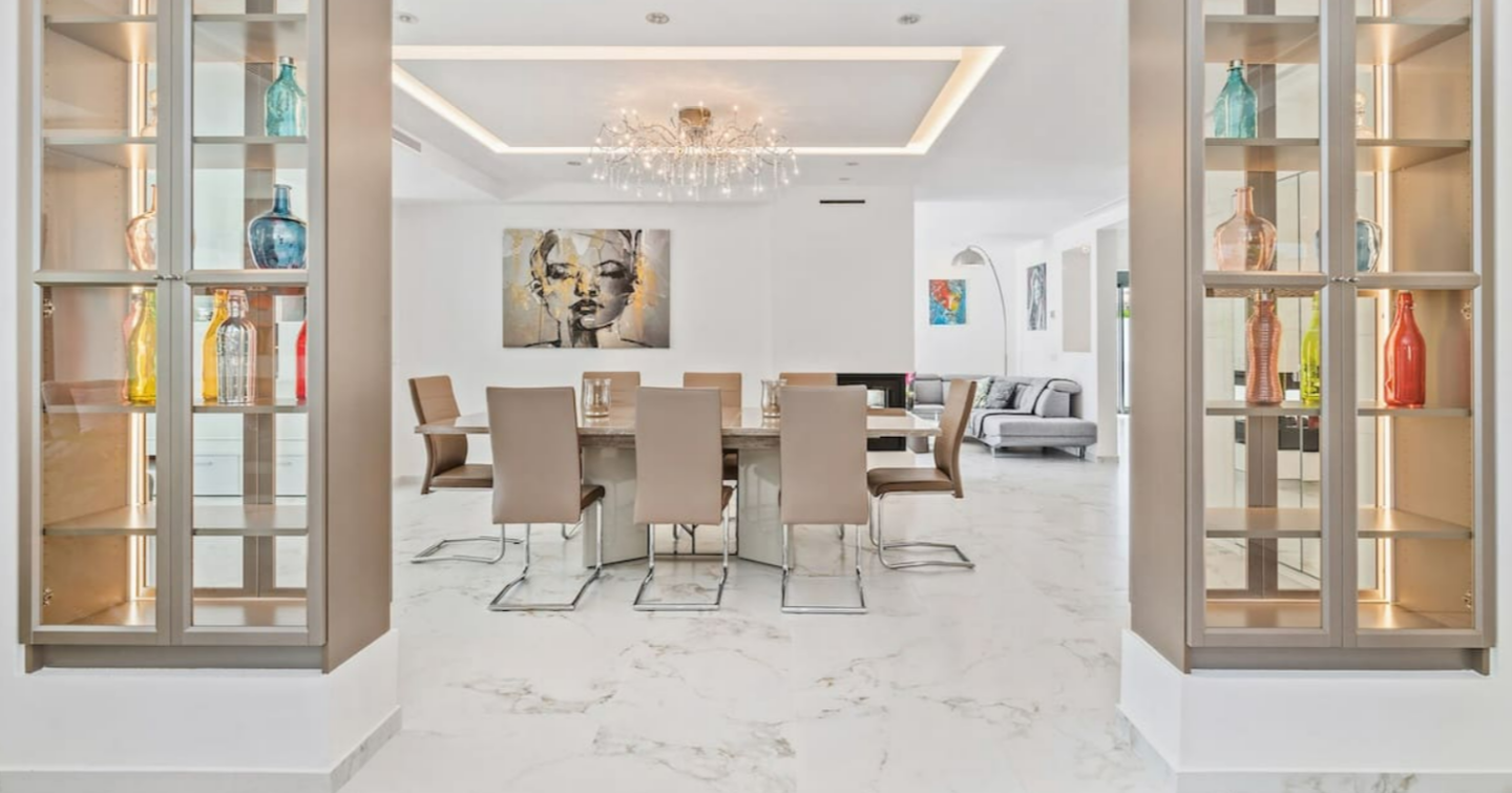 FOR SALE 🏡 Refurbished Four-Bedroom Single-Level Villa 400 m from the Beach – Guadalmina Baja, Marbella 🇪🇸